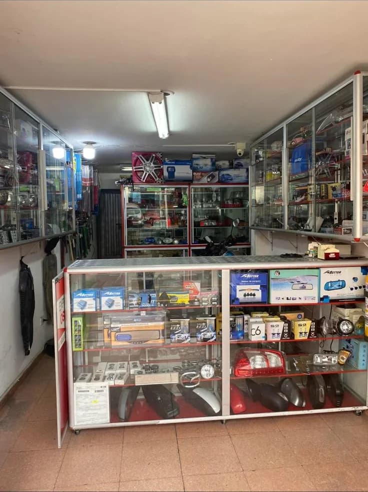 Interior de Lujos y Accesorios JV: vitrinas con espejos, iluminación y accesorios automotrices