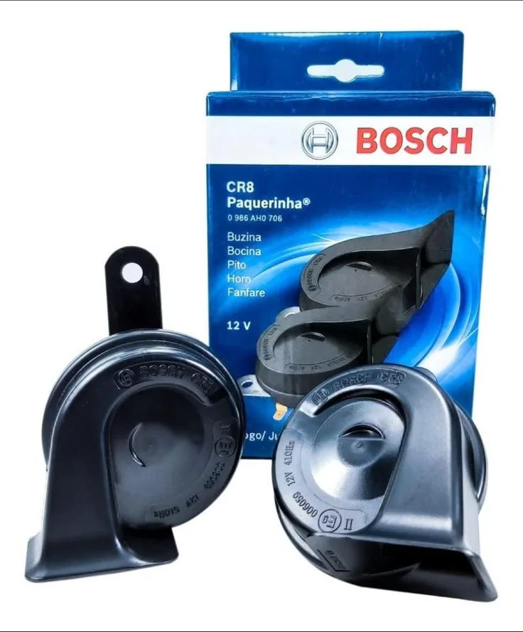 Dos bocinas automotrices junto a su caja Bosch